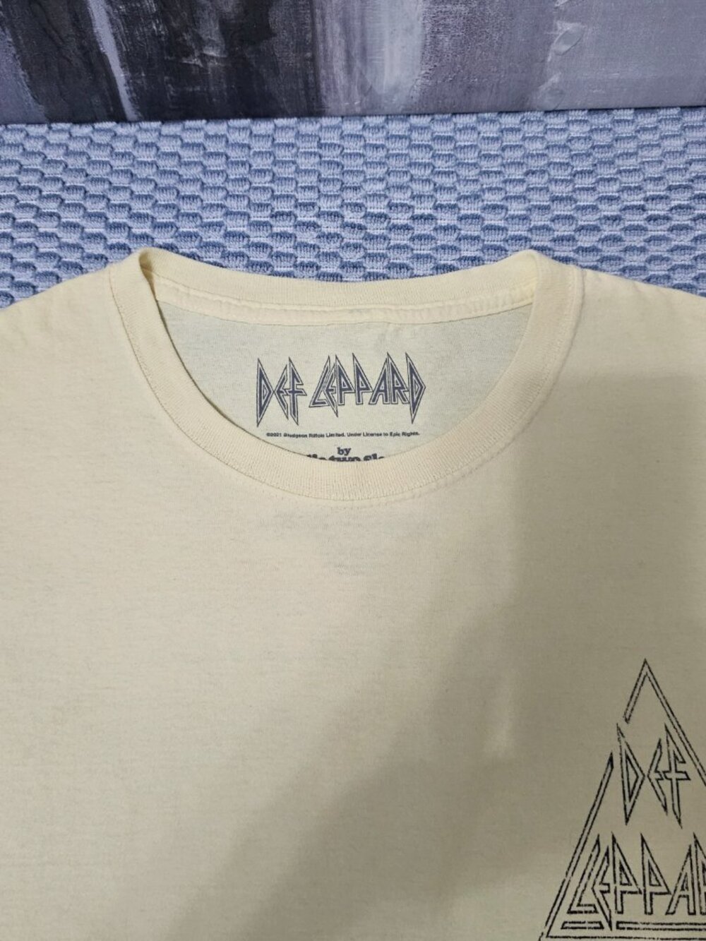 Def Leppard Band Graphic T-Shirt Yellow Cotton Women's Size Medium/Large NEW - Picture 4 of 7